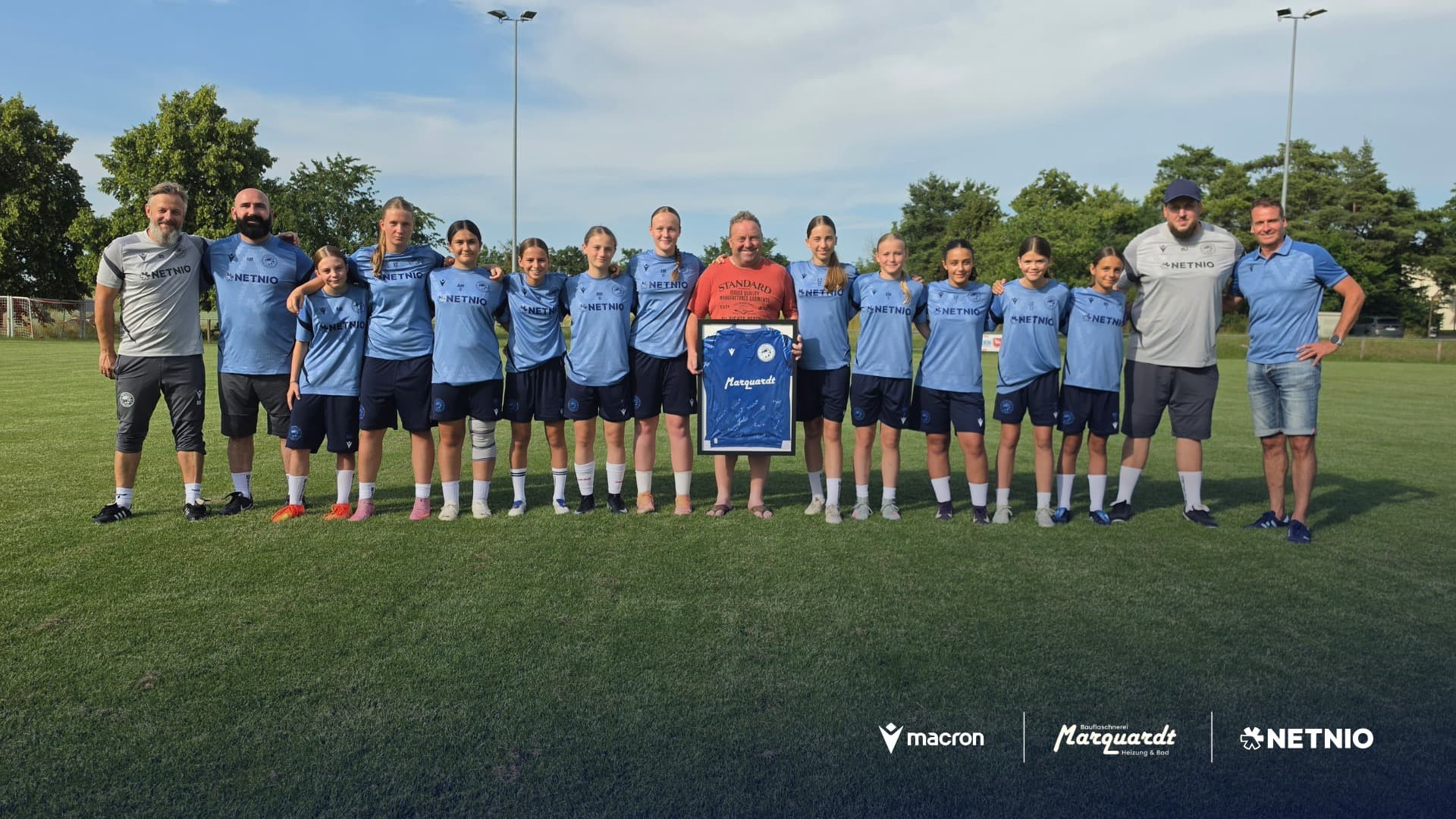 Panthers überreichen Hauptpartner Marquardt ein signiertes U15-Trikot